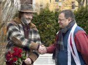 Im "Haus Lichtblick" lernt Hans-Peter Brenner (Michael Trischan) auch Herbert Stremann "Gurke" (Wolfgang Häntsch, links) kennen. "Gurke" ist clever, charmant und hat sich in seinem Leben als Obdachloser eingerichtet - und er hat große Gefühle für die Leiterin der Einrichtung Gaby Ludwig.