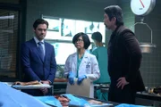 (v.l.n.r.) Malcolm Bright (Tom Payne); Dr. Edrisa Tanaka (Keiko Agena); Gil Arroyo (Lou Diamond Phillips)