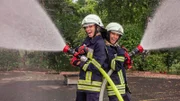 Wasser Marsch! Lisa und Lena üben Feuerlöschen