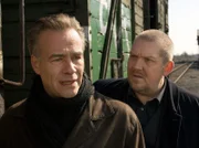 Max Ballauf (Klaus J. Behrendt, li) und Freddy Schenk (Dietmar Bär) am Tatort