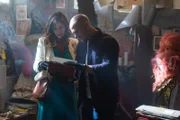Antoine (Nicolas Gob) und Florence (Eléonore Bernheim) finden in einer unscheinbaren Abstellkammer einen entscheidenden Hinweis. Das rote Heft bringt Florence auf einen neuen Gedanken.