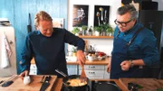 Das cremigste Rührei aller Zeiten: Björn Freitag und Food-Fotograf Rafael Pranschke (r) verraten viele spannende Tricks aus der Spitzengastronomie, um Gerichte mit Eiern aufzupeppen.