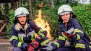 Feuer! Wie hat man es früher bekämpft - und wie geht das heute? Lisa und Lena beim Übungseinsatz.