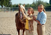 Pferdeflüsterin Andrea Kutsch ist zufrieden mit Alinas (Marett Katalin Klahn) Arbeit mit dem traumatisierten Silverado. Die 15-jährige macht sich gut im "Pferdeflüstern".