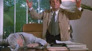 Lt. Columbo (Peter Falk) untersucht die Leiche von Budd Clarke (Peter Haskell).