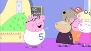 Vorne, l-r: Daddy Pig, Madame Gazelle, Mummy Pig, Mummy Sheep