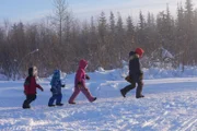 Louise Moses nimmt ihre Kinder Hazel, Sophie und Amiya Strassburg mit, um Kaninchenschlingen für ihr Abendessen zu legen. (National Geographic/Patrick Henderson)