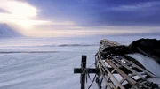 Ein Boot an den eisigen Ufern von Gambell. (National Geographic)