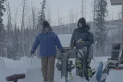 Jody Potts-Joseph und ihr Sohn, Denali Black, packen ihre Ausrüstung zusammen, bevor sie losziehen. (National Geographic/Isaiah Branch Boyle)