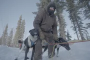 Jamey Joseph schirrt seine Hunde vor den Schlitten seiner Frau, damit sie durch das winterliche Gelände fahren kann. (National Geographic/Isaiah Branch Boyle)