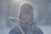 Jody Potts-Joseph beim Holzhacken für ihr Haus im Winter. (National Geographic/Isaiah Branch Boyle)