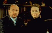 Adrian Carsini (Donald Pleasence, l.); Karen Fielding (Julie Harris, r.)