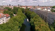 Berlin zu Fuß erkunden. Die schönsten Routen für einen Stadtspaziergang mit vielen Tipps und Entdeckungen. Ob historischer Straßenbahnhof in Köpenick, italienische Pâtisserie in Kreuzberg oder traditionelles Fischlokal in der Spandauer Altstadt - diese Tour quer durch die Stadt ist ein spannender Streifzug durch Berlin, der selbst Einheimische überraschen wird. - Spazieren am Landwehrkanal.