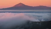 Vulkan über den Wolken: Der Pico del Teide ist mit 3.718 Metern die höchste Erhebung auf der Kanarischen Insel Teneriffa und der höchste Berg auf spanischem Staatsgebiet.