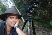 ARD/NDR AUSTRALIEN (3), "Das Abenteuer", am Sonntag (26.04.15) um 16:30 Uhr im ERSTEN. In den tropischen Wäldern im Nordosten Australiens wartet Naturfilmer Jens Westphalen auf den seltenen Helmkasuar...