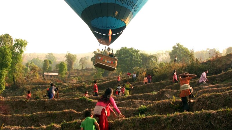 Mit den Winden des Himalaja – Ballonfahren in Nepal (D, 2013)