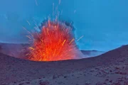 Bei Vulkanausbrüchen wird glühende Lava und Asche ausgeschleudert.