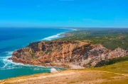 Südlich des Naturparks gehen die sieben Kilometer langen weißen Kalkfelswände in einen der schönsten Strände Portugals über.