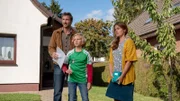 ARD MORDEN IM NORDEN FOLGE 104, "Rosenkrieg", am Montag (04.01.21) um 18:50 Uhr im ERSTEN. Torsten (Heiko Ruprecht, l.) und Sylvia Segert (Hannah Ley, r.) führen seit Jahren einen Kleinkrieg um die Umgangszeiten mit ihren Söhnen Ole (Franz Ferdinand Krause, M.) und Linus. Doch jetzt ist Linus spurlos verschwunden. © ARD/Georges Pauly, honorarfrei - Verwendung gemäß der AGB im engen inhaltlichen, redaktionellen Zusammenhang mit genannter ARD-Sendung bei Nennung "Bild: ARD/Georges Pauly" (S2+). ARD-Programmdirektion/Bildredaktion, Tel: 089/5900-23534, bildredaktion@DasErste.de