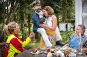 Doro (Julia Schäfle) überrascht Nora (Tanja Wedhorn, li.) mit einem sperrigen Geschenk. Auch Vermieterin Roswitha Wing (Petra Kelling, re.) staunt.