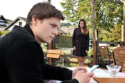 Paul (Tom Böttcher) macht die Bekanntschaft mit einer jungen Unbekannten - Claire Bonin (Kristin Suckow).