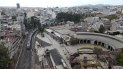 Das im Bau befindliche Museum liegt direkt an der Bahnlinie Piräus - Athen.