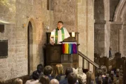Reverend Paul Coates (Arthur Darvill) hält seine vorerst letzte Predigt in Broadchurch und hat seiner Gemeinde Wichtiges zu sagen ...