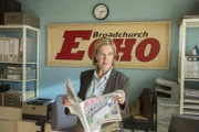 Die Journalistin Maggie Radcliffe (Carolyn Pickles) muss sich entscheiden: Freunde oder Karriere?