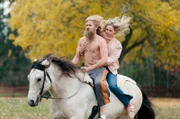 In der Jetztzeit vereint: Olaf der Heilige (Tobias Santelmann) und Madeleine (Madeleine Malling Breen).