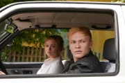 Tim Münzinger (Julius Nitschkoff) versucht, Vivi Klettmann (Julia Beautx) nach dem Tod ihrer Mutter so gut es geht zu unterstützen.