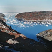 Der Westwind kann Orkanstärke erreichen. Er treibt die Eisberge der Disko-Bucht in die Buchten der grönländischen Küste. Die Fischerboote suchen dort Schutz.