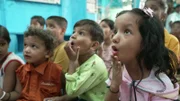 In der "5-Star-Acting-School" im größten Slum Indiens, lernen Kinder die Kunst des Schauspiels. Von hier stammen Jungdarsteller, die in indischen Netflix-Serien spielen.