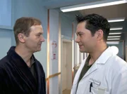 Professor Pommerenke (Arnfried Lerche, links) erkundigt sich bei Dr. Brentano (Thomas Koch) nach dem Zustand von seinem neuen Freund Hans Lambert.