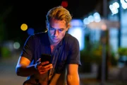 Lukas Hilpert (Niklas Lö?ffler) bekommt während der Heimfahrt mit dem Fahrrad einen Anruf.