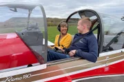 Fluglehrer und Pilot Nino Welz mit Annette Krause.