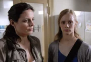 Susanne (Elisabeth Lanz, links) beschwört Luisas leibliche Mutter (Anne Kanis), ihren Mann anzuzeigen, damit Luisa vor ihrem gewalttätigen Vater geschützt ist.