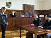 Dr. Philipp Brentano (Thomas Koch, rechts) wartet im Gericht auf seine "Noch"-Ehefrau Arzu Ritter (Arzu Bazman). Sie wollen sich heute scheiden lassen. Als Arzu dann endlich kommt, hat sie für alle eine überraschende Mitteilung.  Scheidungsanwalt: (Komparse);  Richter (Holger Hauer, 2. von links).