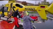 Die ADAC-Crew von "Christoph 61" bei der Verlegung eines Schlaganfallpatienten aus dem Krankenhaus Naumburg in die Klinik Bergmannstrost Halle. (Foto für alle Folgen)