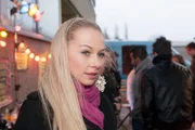 Julia (Jenny Bach) nimmt sich vor, Abstand zu Ben zu halten, doch dann taucht dieser bei der Tankstellen-Party auf. Für Julia ein Spiel mit dem Feuer, dem sie sich eine Weile tapfer entziehen kann...