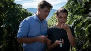 Der südtiroler Winzer Matteo DeCanin (Tobias Moretti) prüft in seinem Weinberg mit seiner Tochter Laura (Antonia Moretti) den Reifegrad der Weintrauben.