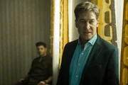 Der südtiroler Winzer Matteo DeCanin (Tobias Moretti, r.) erhält deutliche Instruktionen von der örtlichen Mafia. Der Killer Leo Calavachi (Luca Filippi, l.) hält ihn in Schach.