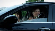 Die beiden Polizisten Silvio Bernatti (Lukas Watzl, l.) und Adrin Erlacher (Harald Windisch, r.) beobachten aus ihrem Auto heraus eine Zielperson.