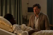 Der Polizist Adrin Erlacher (Harald Windisch) besucht Akua Mbaye (Precious Mariam Sanusi) im Krankenhaus. Informationen zum Tathergang bekommt er von ihr nicht.