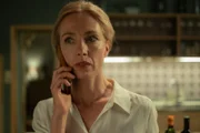 Stefania DeCanin (Ursina Lardi) erhält einen mysteriösen Telefonanruf.