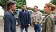 Kommissarin Sonja Schwarz (Chiara Schoras) glaubt an die Unschuld von ihrem Mann Thomas (Xaver Hutter, li.), den sogar ihr „Capo“ Zanchetti (Tobias Oertel, 2. v. li.) und Kollege Jonas Kerschbaumer (Gabriel Raab) verdächtigen.
