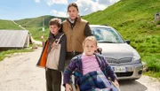 Grubers Familie gerät in Gefahr: Frau Marita (Katja Bürkle), Tochter Klara (Celine Stampfer) und Sohn Tobias (Leo Fischnaller).