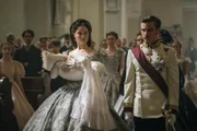 Das Kaiserpaar Sisi (Dominique Devenport, vorne l.) und Kaiser Franz Josef (Jannik Schümann, vorne r.) hat sein erstes Kind bekommen und lädt den Hofstaat zur Taufe von Erzherzogin Sophie Friederike.