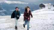 Benny und Mia fliehen vor Levartis' Sicherheitsleuten.
