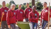 Gleich am ersten Tag geht es für Laura, Stella, Inga, Kalid, Jakob und Nick (v.l.n.r.) gleich richtig los: Die komplette Afrika-Savanne muss von Tierkacke befreit und das Futter ausgebracht werden.