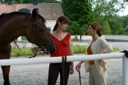 Helena (Susanne Uhlen, r.) wundert sich, dass ihre Tochter Lena (Ina Paule Klink, l.) lieber bleibt und reitet, statt ihre geplante Reise anzutreten.